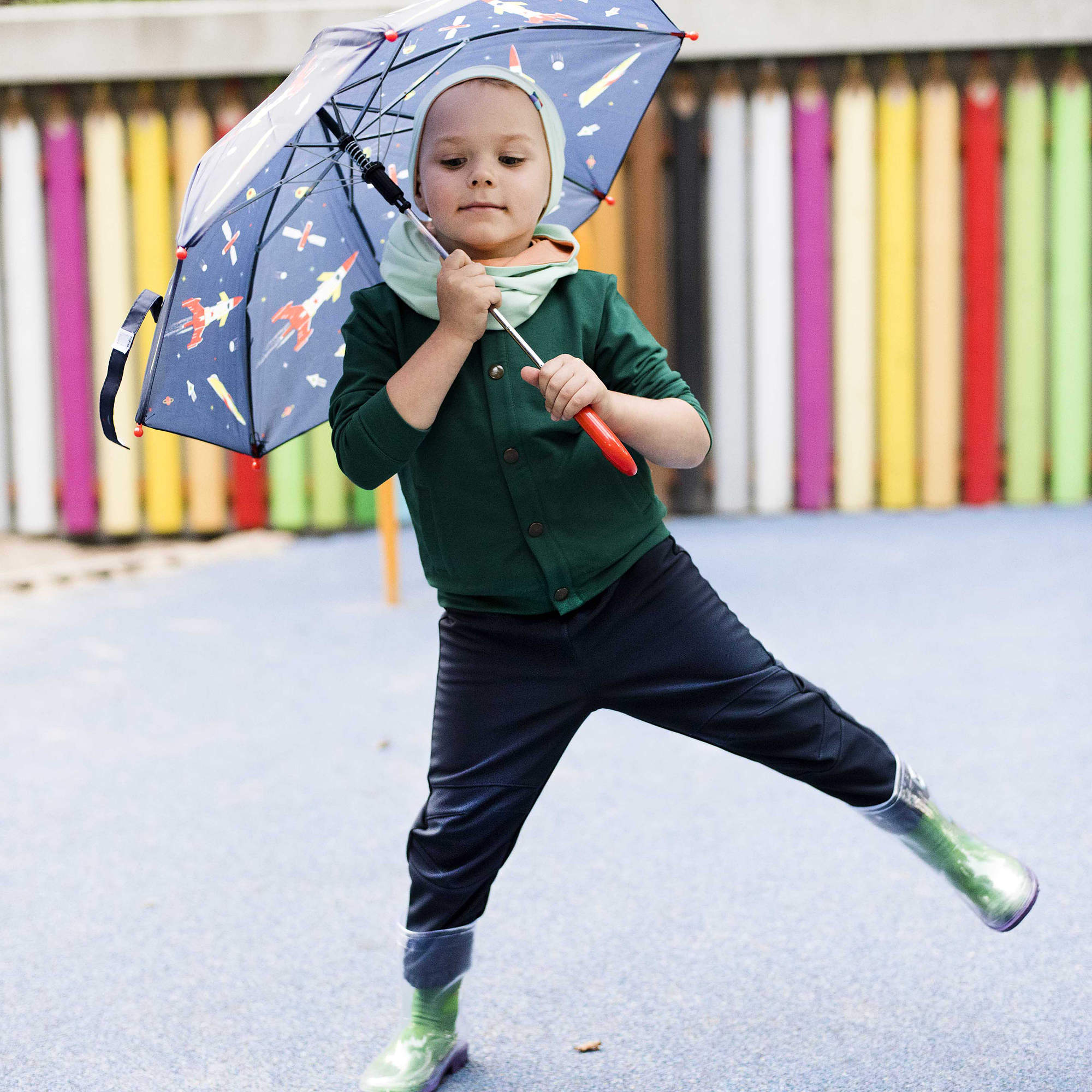 Dziecięce spodnie softshell – w co ubrać dziecko na dwór kiedy pogoda nie sprzyja?