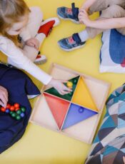 Jak wybrać zabawki edukacyjne dla dzieci, które wspierają rozwój?