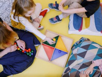 Jak wybrać zabawki edukacyjne dla dzieci, które wspierają rozwój?