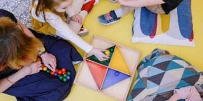 Jak wybrać zabawki edukacyjne dla dzieci, które wspierają rozwój?